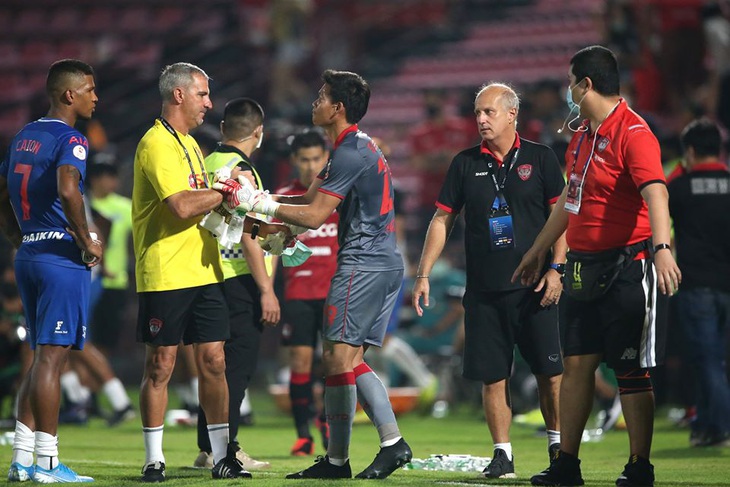 HLV Muangthong United: Văn Lâm và Somporn Yos phải cạnh tranh với nhau - Ảnh 1.