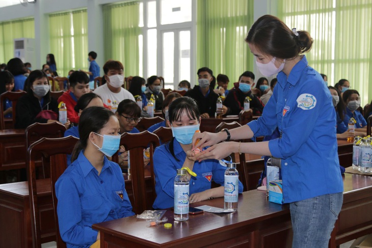 Hàng ngàn sinh viên xếp hàng đo thân nhiệt trong ngày đầu trở lại trường - Ảnh 4.