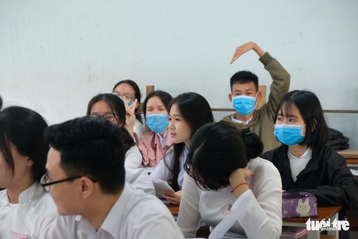 Sinh viên nhận khẩu trang, dung dịch sát khuẩn ngày đầu đi học lại - Ảnh 15.