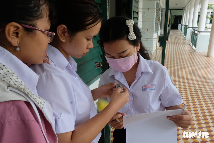 Sinh viên nhận khẩu trang, dung dịch sát khuẩn ngày đầu đi học lại - Ảnh 20.