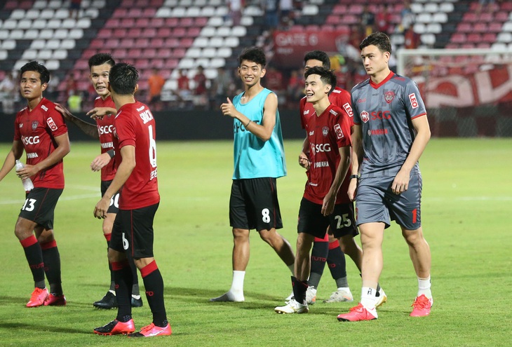 HLV Muangthong United: Văn Lâm và Somporn Yos phải cạnh tranh với nhau - Ảnh 2.