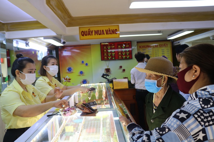 Cuối tuần, vàng thế giới chỉ 42,52 triệu/lượng, vàng trong nước 46,55 triệu - Ảnh 1. Cuối tuần, vàng thế giới chỉ 42,52 triệu/lượng, vàng trong nước 46,55 triệu - Ảnh 1.