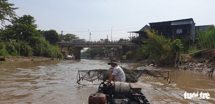 3 trẻ rủ nhau tắm kênh, 1 bé bị đuối nước - Ảnh 1.