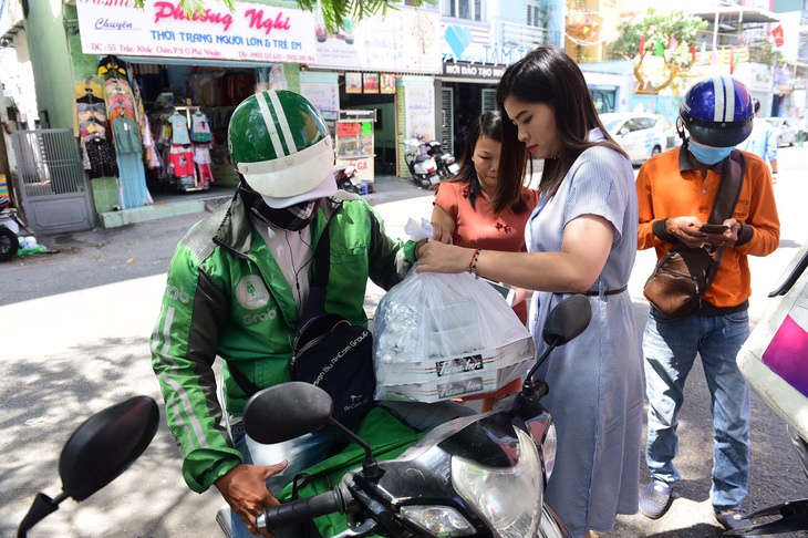 Trung tâm điện máy cũng bán gạo, mì gói... giữa dịch COVID-19 - Ảnh 1.