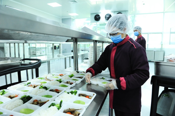 Phục vụ suất ăn, nước uống những người tuyến đầu chống dịch COVID-19 - Ảnh 2. Phục vụ suất ăn, nước uống những người tuyến đầu chống dịch COVID-19 - Ảnh 2.