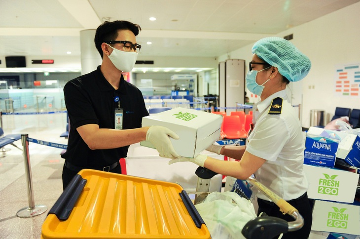 Phục vụ suất ăn, nước uống những người tuyến đầu chống dịch COVID-19 - Ảnh 1. Phục vụ suất ăn, nước uống những người tuyến đầu chống dịch COVID-19 - Ảnh 1.