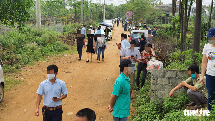 Cò thổi giá đất, xe hơi ùn ùn đổ về Đồng Trúc lướt sóng bất chấp COVID-19 - Ảnh 1.