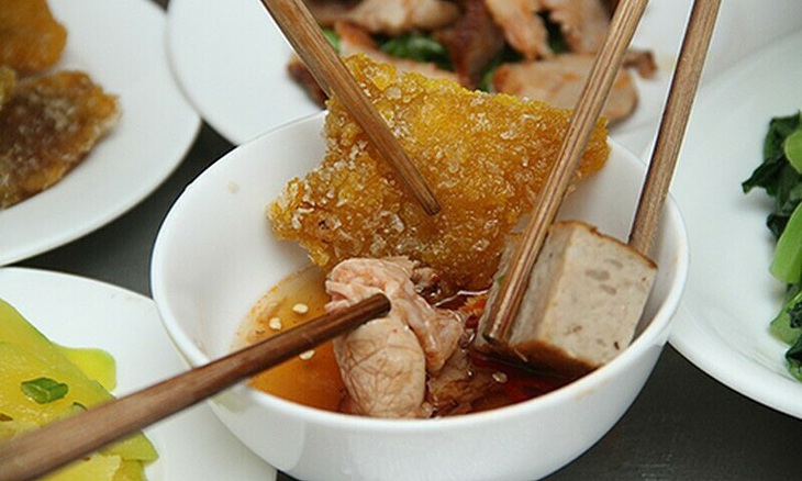 Covid-19: Cẩn trọng trong văn hóa dùng chung chén chấm - Ảnh 1. Covid-19: Cẩn trọng trong văn hóa dùng chung chén chấm - Ảnh 1.