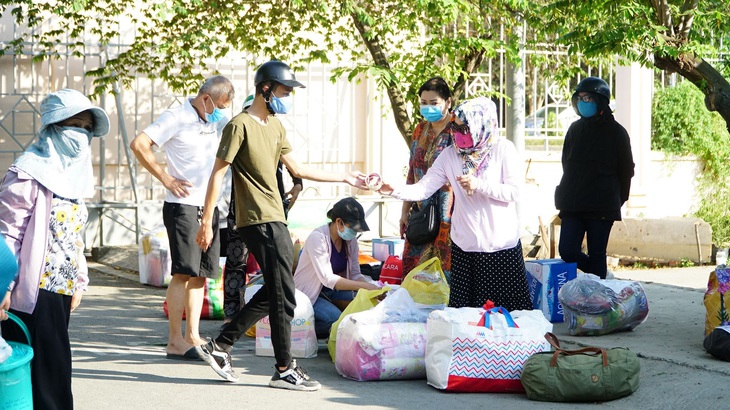 Chủ tịch Nguyễn Thành Phong: chấm dứt tình trạng tụ tập tiếp tế cho người cách ly - Ảnh 1.