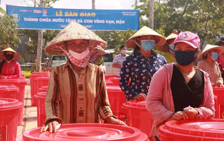 Mùa mưa năm nay có thùng đựng nước ngon lành rồi! - Ảnh 1.