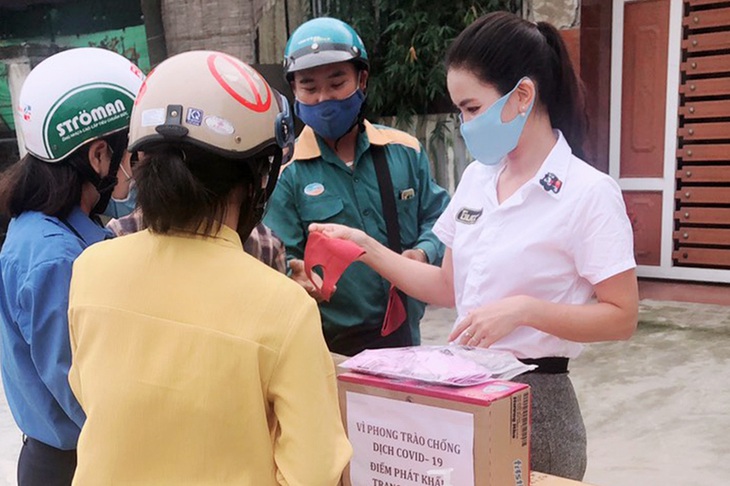 Nghỉ dạy, cô giáo mầm non may khẩu trang tặng người dân - Ảnh 2.