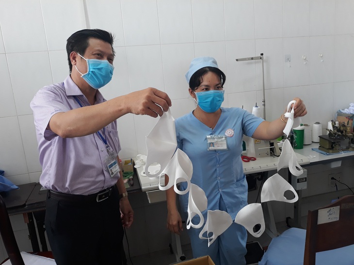 Thanh niên Bệnh viện Đa khoa Cần Thơ làm nón bảo hộ mùa COVID-19 - Ảnh 2.