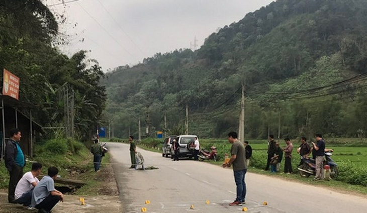 Chặn đánh nhầm người đi đường, nhóm thanh niên bị đâm túi bụi - Ảnh 1.