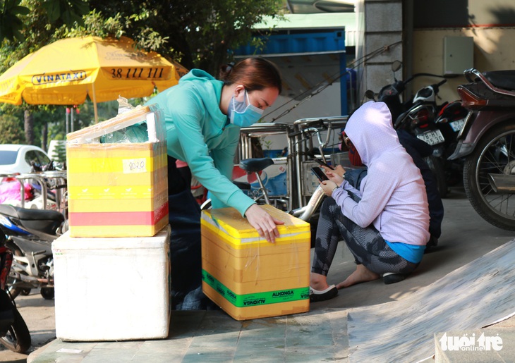 TP.HCM: Đổ xô nhận tiếp tế từ gia đình trong ngày đầu hạn chế đi lại - Ảnh 6.