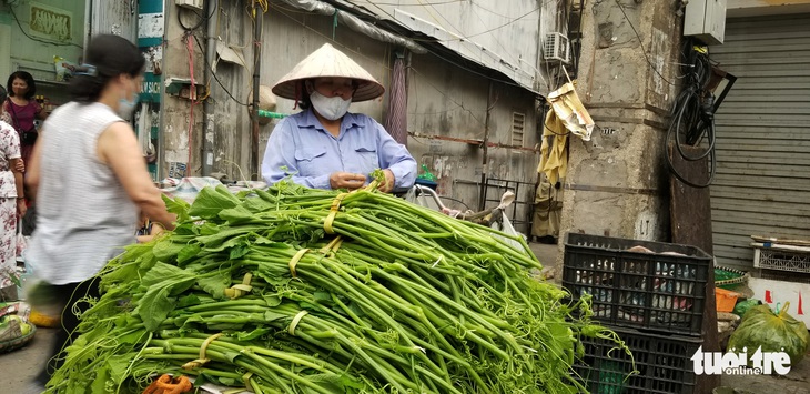 Hà Nội ngày đầu áp dụng lệnh cấm tụ tập đông người: Mua mau, bán nhanh - Ảnh 1.