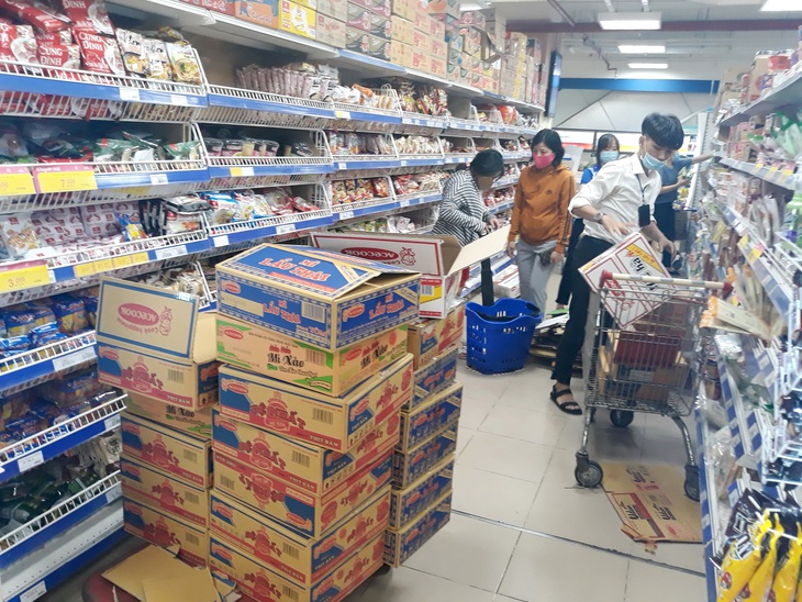 TP.HCM: hàng hóa dồi dào, ăn mấy tháng không hết - Ảnh 1. TP.HCM: hàng hóa dồi dào, ăn mấy tháng không hết - Ảnh 1.