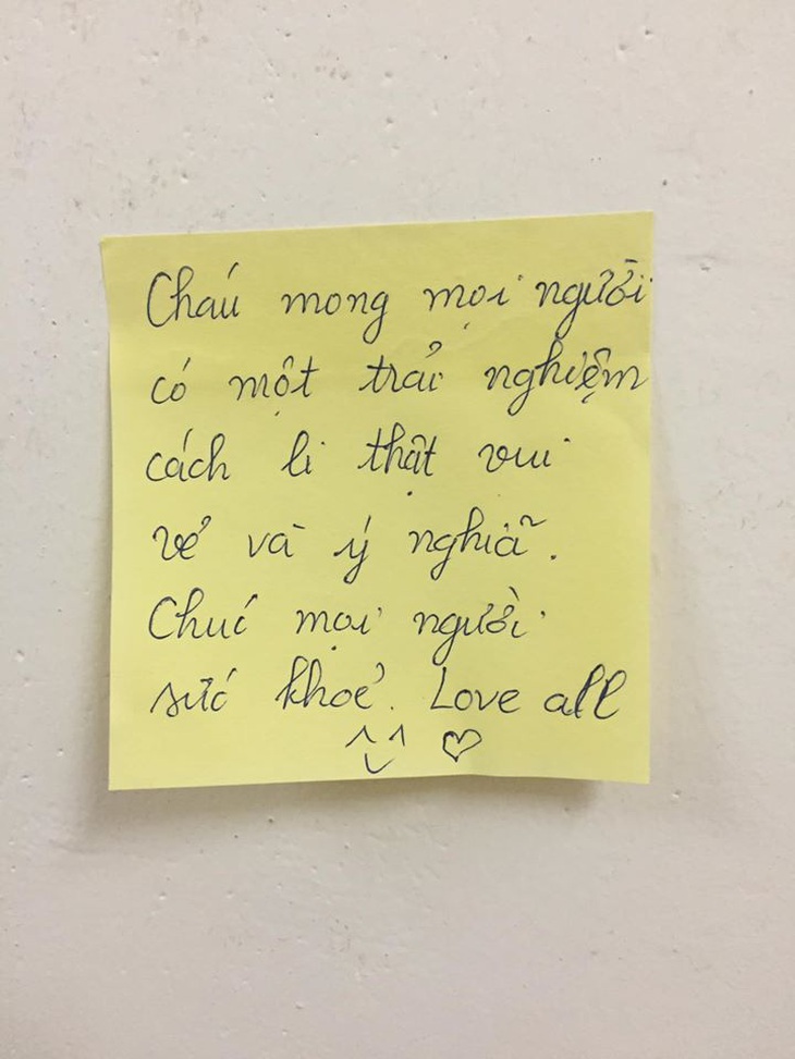 Những mẩu giấy đầy tình nữ sinh để lại trong phòng cách ly ký túc xá - Ảnh 8.