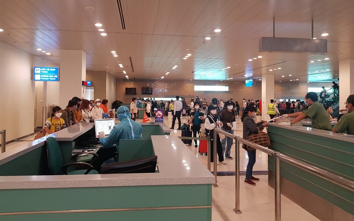 Vietnam Airlines rà soát hành khách ngồi gần trên máy bay cùng bệnh nhân thứ 17