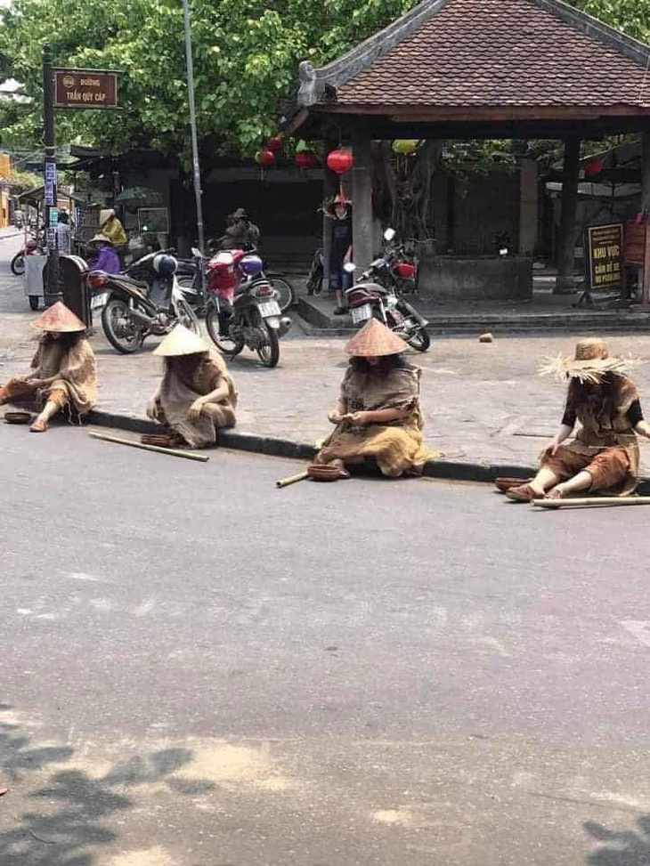 Đã rõ tên tuổi nhóm ‘cái bang’ đi... xe hơi gây xôn xao dư luận - Ảnh 3.