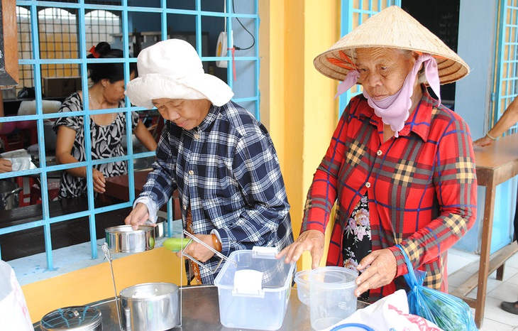 Lo bữa ăn cho người bán vé số - Ảnh 1.