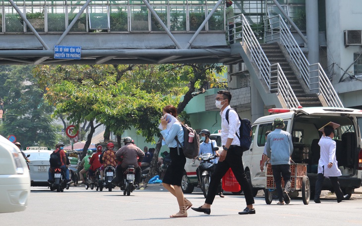 Mấy chục cầu bộ hành tiền tỉ, dân cứ băng ngang qua đường bất chấp nguy hiểm