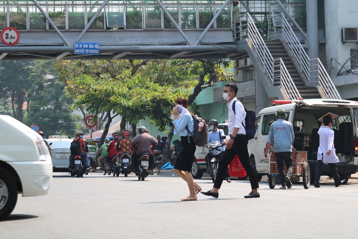 Mấy chục cầu bộ hành tiền tỉ, dân cứ băng ngang qua đường bất chấp nguy hiểm  - Ảnh 1.