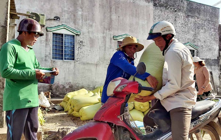 Cà Mau: kênh rạch khô cạn, dân khó bán được lúa - Ảnh 1. Cà Mau: kênh rạch khô cạn, dân khó bán được lúa - Ảnh 1.