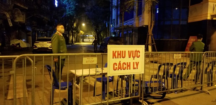 Hà Nội cách ly hoàn toàn một đoạn phố Trúc Bạch sau khi có 1 ca COVID-19 - Ảnh 1.