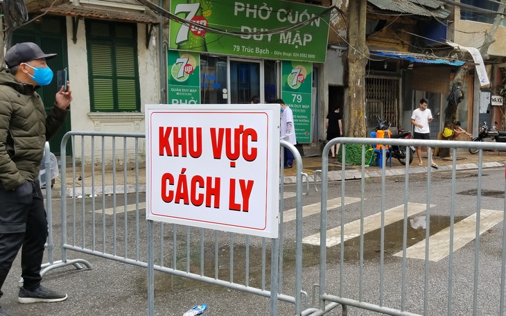 Phố Trúc Bạch ngày đầu cách ly