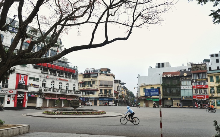 Hà Nội trầm lặng hơn trong ngày đầu cách ly toàn xã hội chống dịch