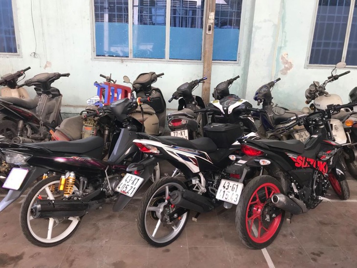 Nhóm chạy môtô dàn hàng ngang, bốc đầu ở Đà Nẵng bị ‘sờ gáy’ - Ảnh 3. Nhóm chạy môtô dàn hàng ngang, bốc đầu ở Đà Nẵng bị ‘sờ gáy’ - Ảnh 3.