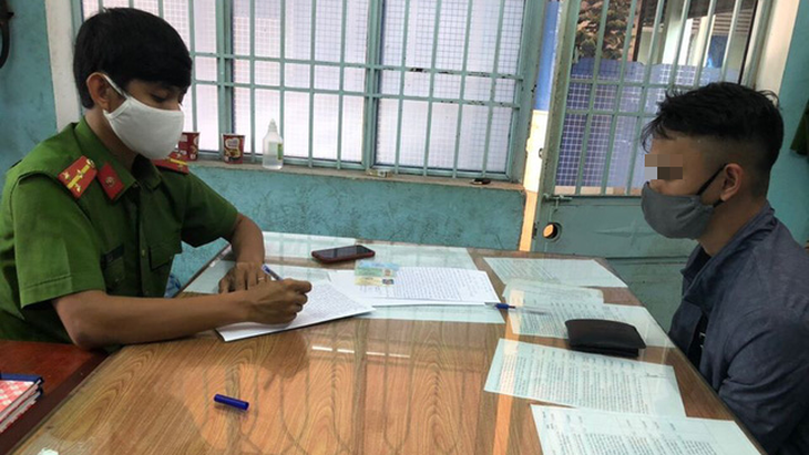 Nhóm chạy môtô dàn hàng ngang, bốc đầu ở Đà Nẵng bị ‘sờ gáy’ - Ảnh 2. Nhóm chạy môtô dàn hàng ngang, bốc đầu ở Đà Nẵng bị ‘sờ gáy’ - Ảnh 2.