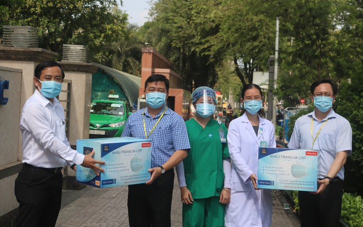 Sen Land ra mắt hệ thống kinh doanh Rồng Phương Đông- Ảnh 5. Sen Group tặng 50.000 khẩu trang y tế cho Bệnh viện Đại học Y dược TP.HCM