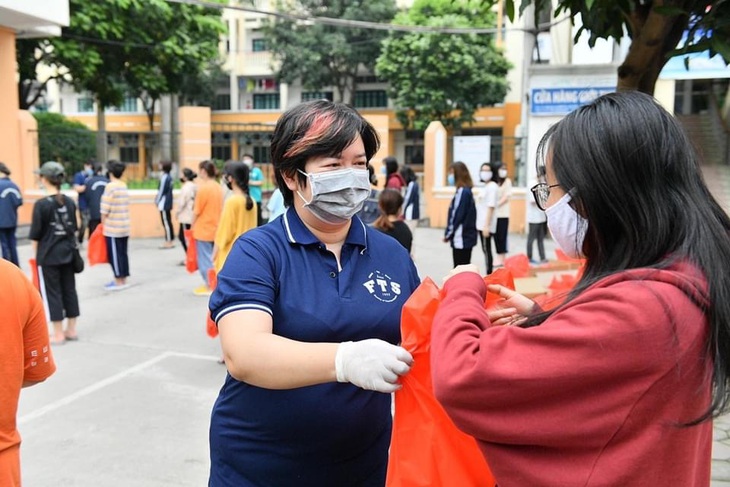 ĐH KHXH&NV Hà Nội hỗ trợ thực phẩm cho sinh viên khó khăn - Ảnh 1.