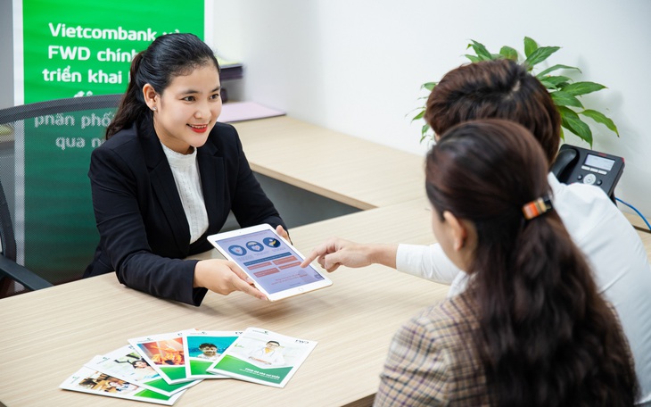 Vietcombank và FWD chính thức triển khai phân phối độc quyền bảo hiểm qua ngân hàng