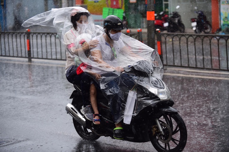 TP.HCM và Nam Bộ mưa, đề phòng dông lốc, mưa đá nguy hiểm - Ảnh 1.