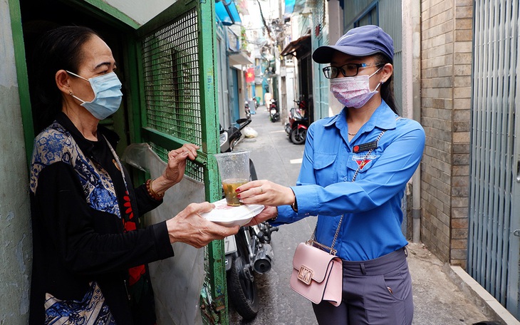 Gõ cửa người nghèo gửi phần cơm ấm