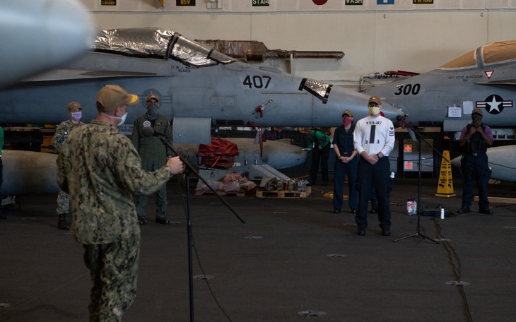 Một thủy thủ trên tàu sân bay USS Theodore Roosevelt chết vì COVID-19 - Ảnh 1.