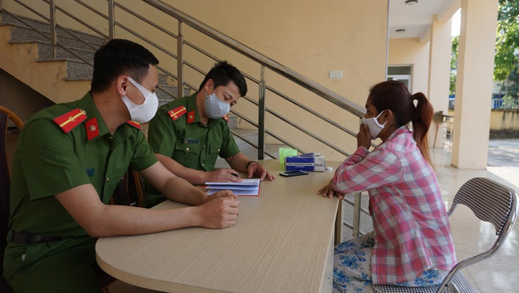 Chăm sóc một phụ nữ Campuchia lạc từ Lào sang huyện Mường Lát - Ảnh 1. Chăm sóc một phụ nữ Campuchia lạc từ Lào sang huyện Mường Lát - Ảnh 1.