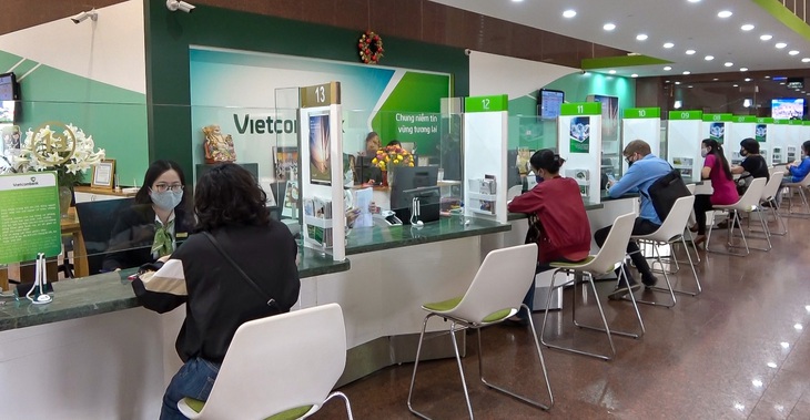 Vietcombank tiếp tục giảm lãi vay cho khách hàng bị ảnh hưởng dịch COVID - Ảnh 1.