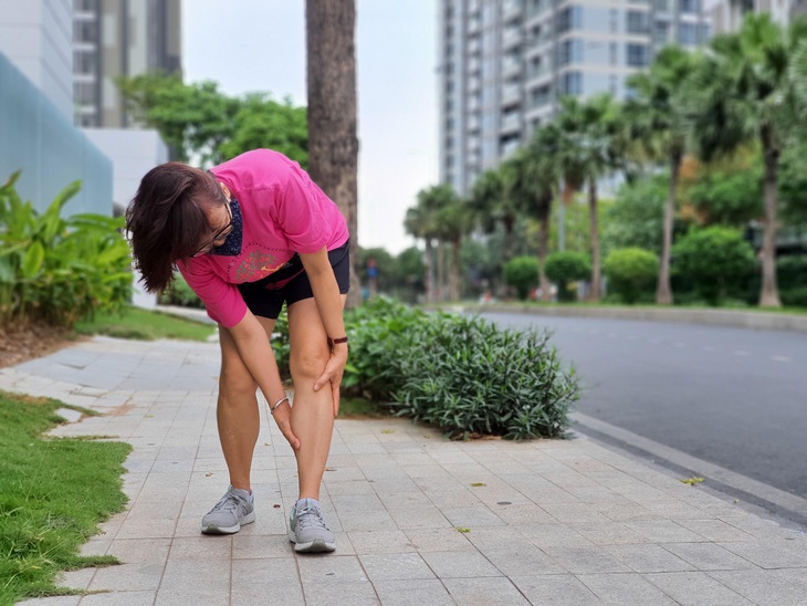 Vì sao bị đau cẳng chân khi đi hay chạy? - Ảnh 1. Vì sao bị đau cẳng chân khi đi hay chạy? - Ảnh 1.