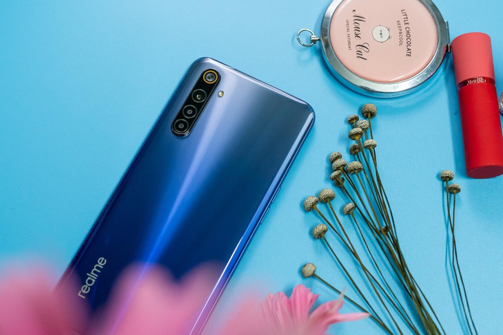 Sắm ngay Realme 6 tại Thế Giới Di Động để tránh dịch bớt nhàm chán - Ảnh 1.