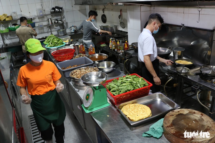 Biến nhà hàng thành quán cơm dã chiến phục vụ người nghèo - Ảnh 2. Biến nhà hàng thành quán cơm dã chiến phục vụ người nghèo - Ảnh 2.