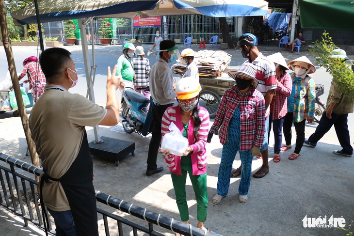 Biến nhà hàng thành quán cơm dã chiến phục vụ người nghèo - Ảnh 6. Biến nhà hàng thành quán cơm dã chiến phục vụ người nghèo - Ảnh 6.