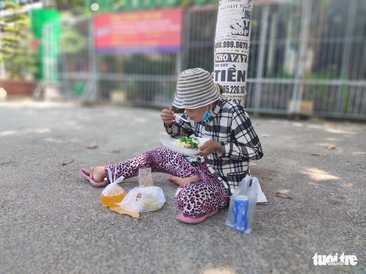 Biến nhà hàng thành quán cơm dã chiến phục vụ người nghèo - Ảnh 4. Biến nhà hàng thành quán cơm dã chiến phục vụ người nghèo - Ảnh 4.