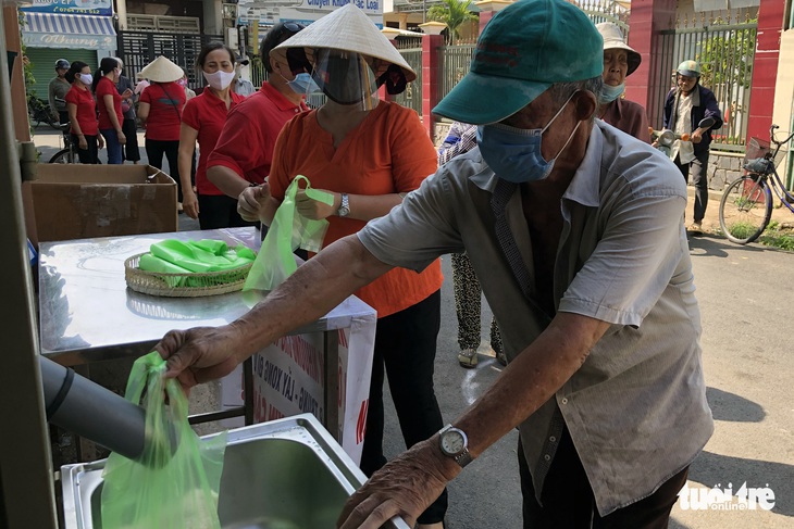 Đã bao cơm 2.000 đồng, giờ lại thêm ATM gạo nhân ái tuôn trào - Ảnh 4.