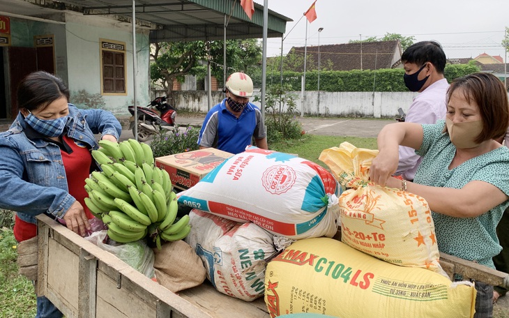 Ấm lòng từng quả bí, chục trứng, mớ rau… bà con gửi vào khu cách ly