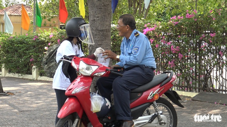 Suất cơm 0 đồng cho người nghèo ngày cách ly - Ảnh 7.