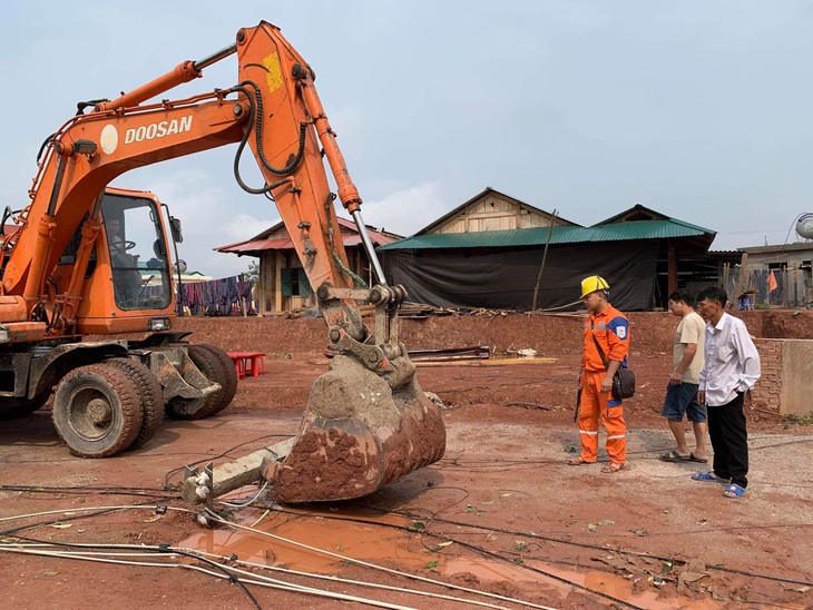 Mưa đá lại trút xuống Tây Bắc, hàng chục ngôi nhà tan hoang - Ảnh 2.