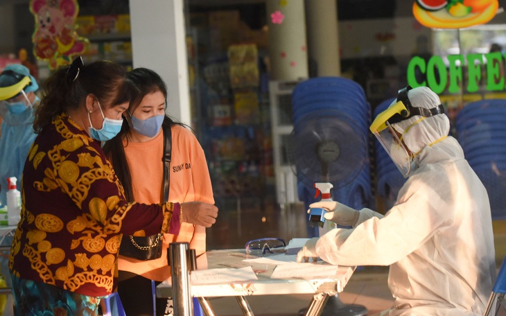 TP.HCM ngưng lấy mẫu xét nghiệm sàng lọc COVID-19 tại sân bay, nhà ga